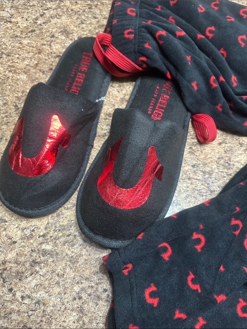 NWT True Religion Black and Red Logo Fleece Lounge Pants XL & Slippers 10/11 - Picture 3 of 4